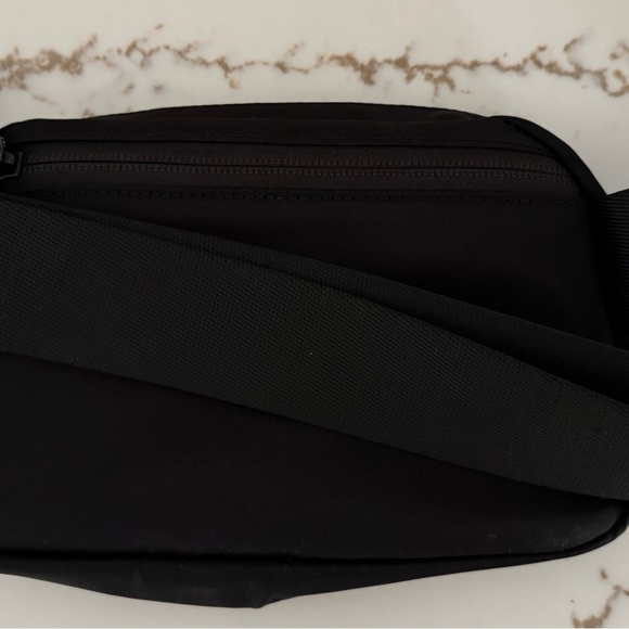 Lululemon Fanny pack new with out tags - Picture 4 of 7